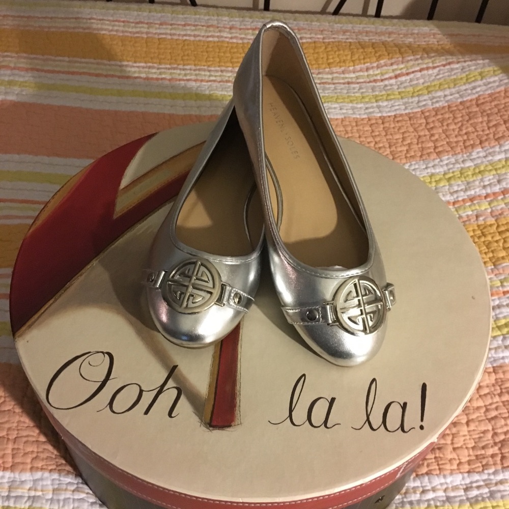 Heavenly Soles Size 8.5 Silver Flats